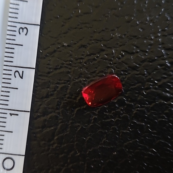 Red Labradorite approx 1.60ct 9mm × 7mm - Picture 8 of 11